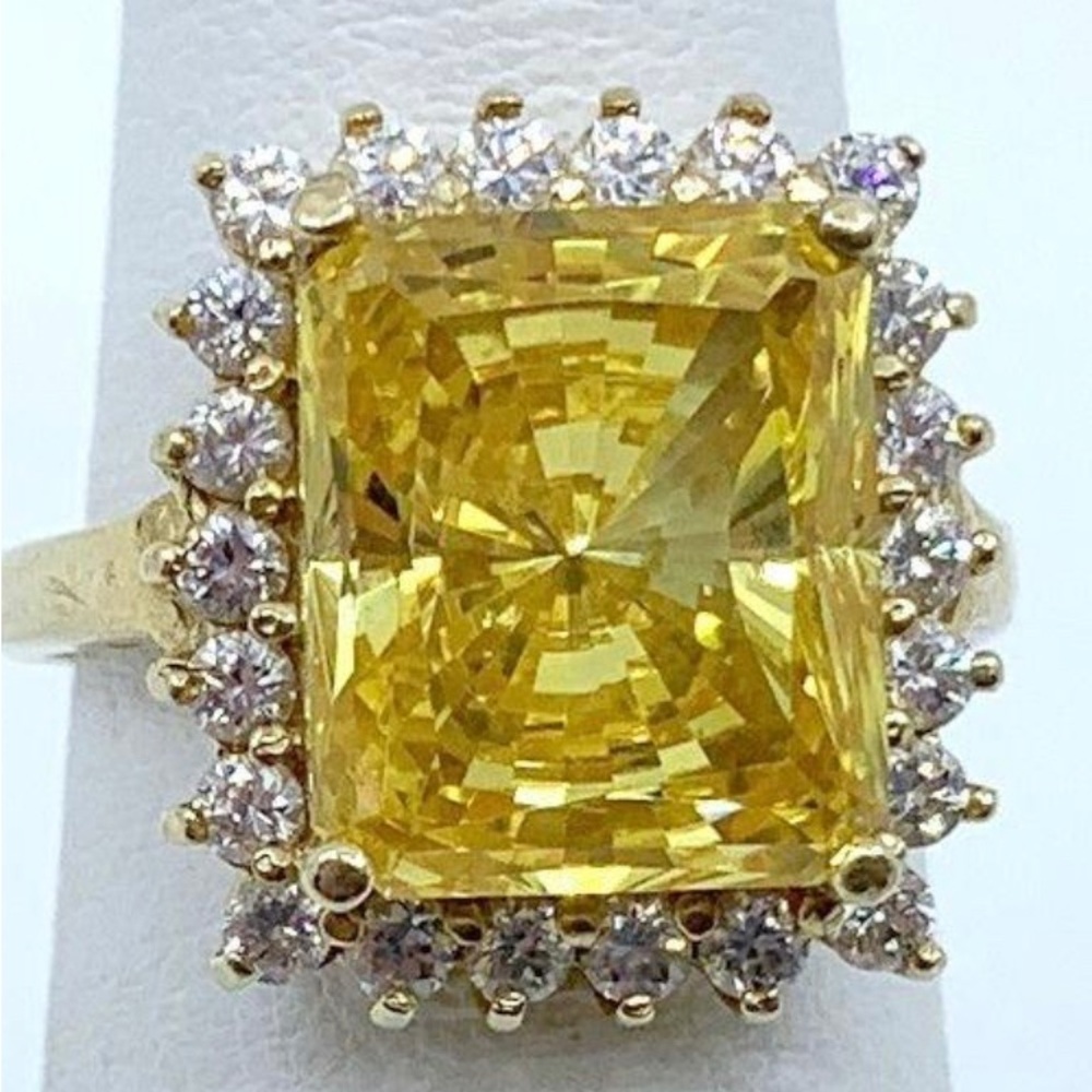Beautiful yellow princess cut solid 14k yellow gold size 6.
